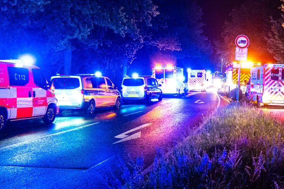 Polizei, Feuerwehr und Rettungsdienst rückten mit zahlreichen Kräften aus, doch für zwei junge Männer kam jede Hilfe zu spät.