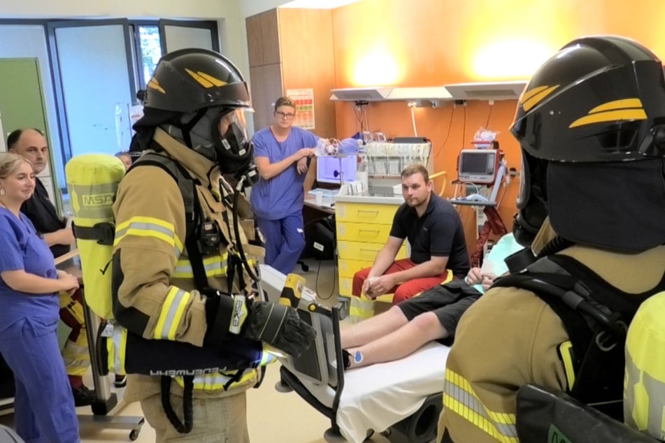 Geprüft wurde die Zusammenarbeit zwischen Feuerwehrleute und Klinikpersonal.
