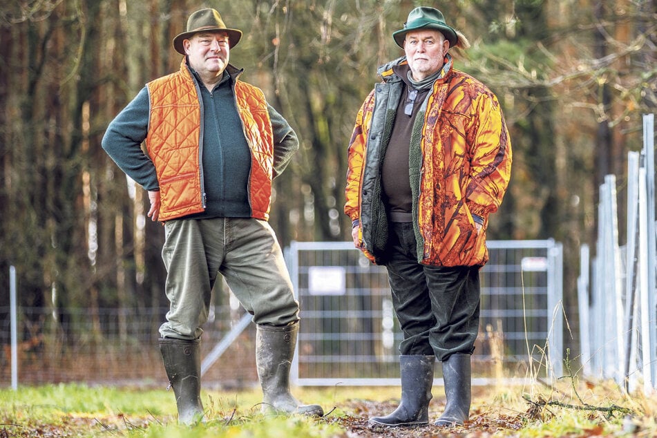 Die Leipziger Jäger Falk Röhner (49, l.) und Stephan Boden (69) schauten sich in der Kernzone bei Zschorna den Stand der Bauarbeiten an den Wildzäunen an.