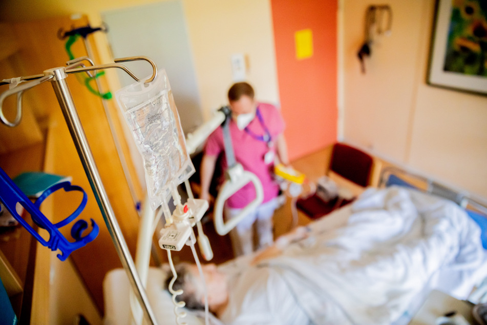 Berlin: Ein Infusionsbeutel hängt auf der Viszeralchirurgie-Station des Krankenhauses Havelhöhe über einem Patientenbett.