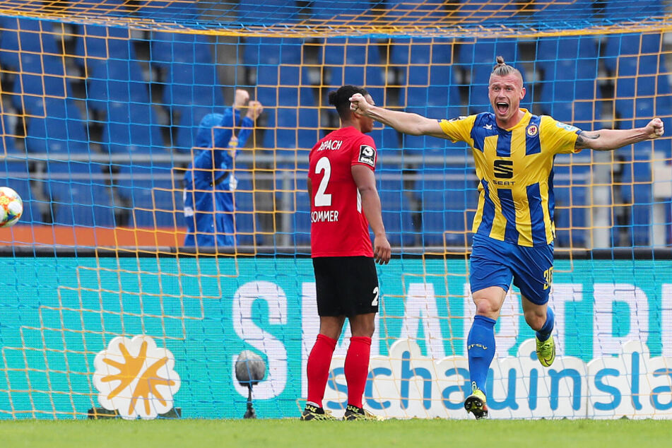 Eintracht-Stürmer Marvin Pourié schoss Braunschweig gegen die SG Sonnenhof Großaspach spät zum nächsten Sieg.