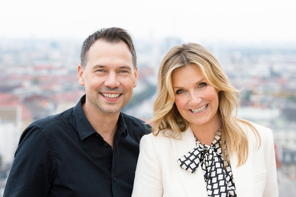 Das "Riverboat"-Moderationsduo für die Berliner Ausgabe, Sebastian Fitzek (50) und Kim Fisher (52), freut sich auf eine neue Folge der Talkshow.