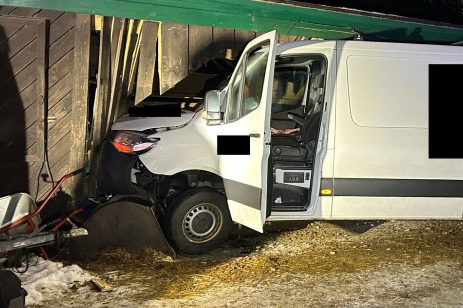 Mit Transporter in Pferdestall gebrettert: Führerschein von Suff-Fahrer einkassiert