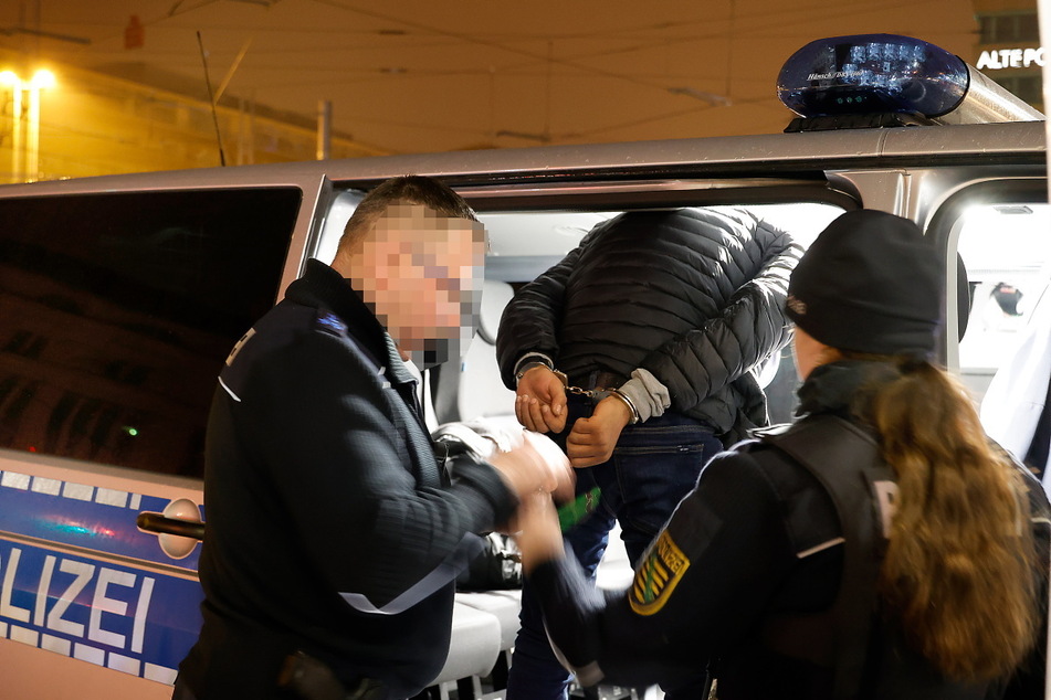 Am Sonntagabend klickten an der Zentralhaltestelle in Chemnitz die Handschellen: Ein Messer-Mann (27) wurde vorläufig festgenommen, ist aber mittlerweile wieder auf freiem Fuß.