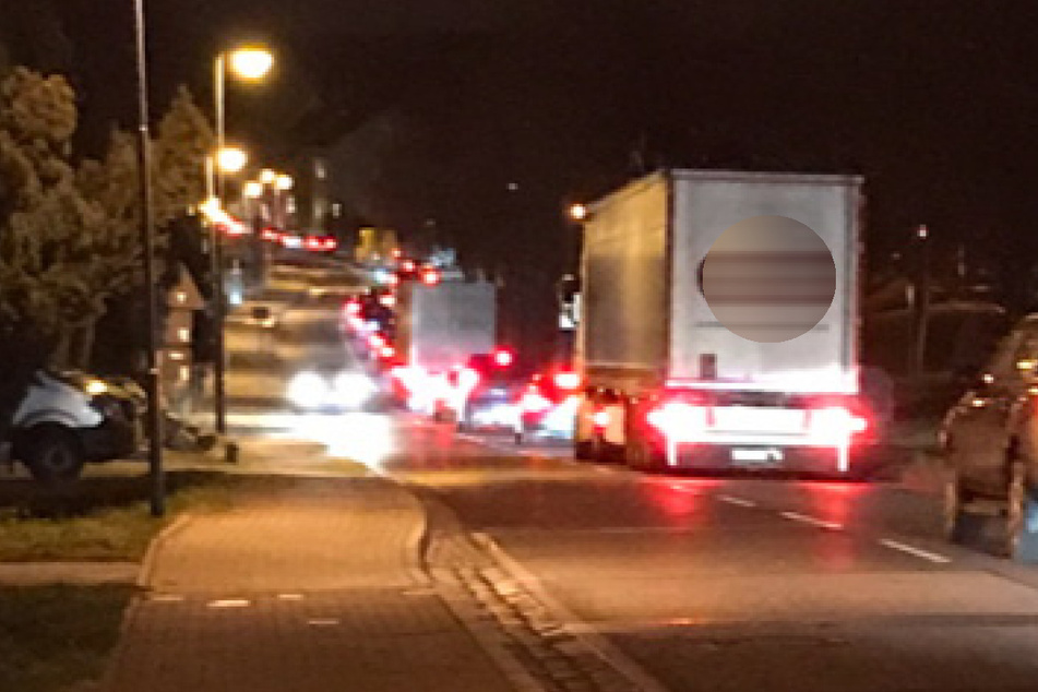 Nachts schlängeln sich Dutzende Fahrzeuge dicht an dicht durch den Ort.