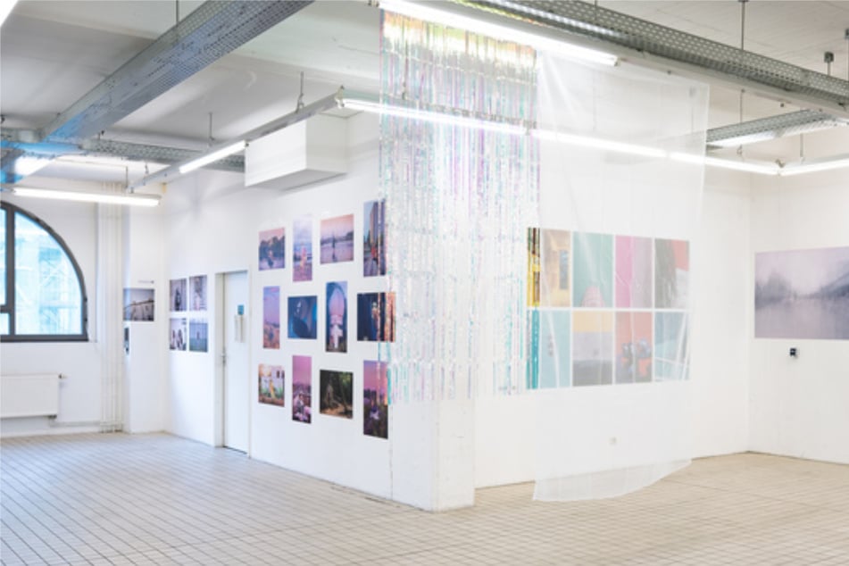 Roh an die Wand gekleistert nutzen die Fotoarbeiten der Ausstellung "Nischen" tatsächlich alle Nischen im temporären Galerie-Raum der Markthalle.