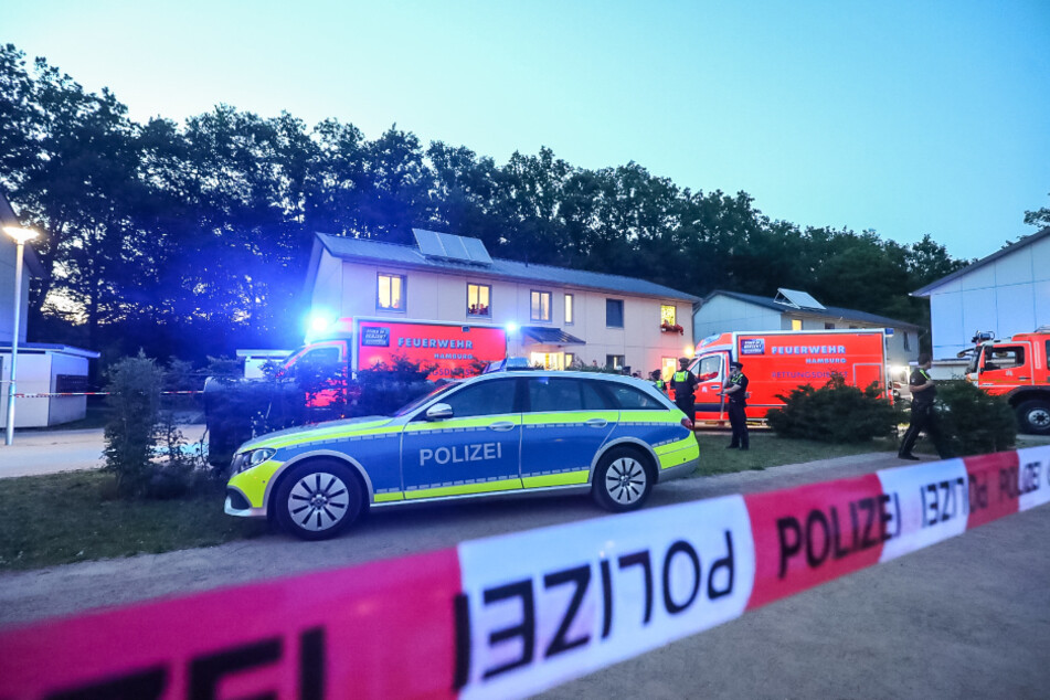Die Polizei hat das Flüchtlingsheim abgesperrt.