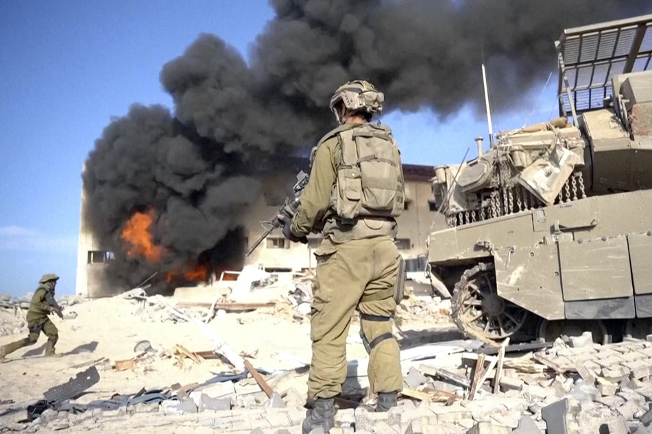 In diesem Bild aus einem von den israelischen Verteidigungskräften veröffentlichten Video hält ein israelischer Soldat eine Waffe.
