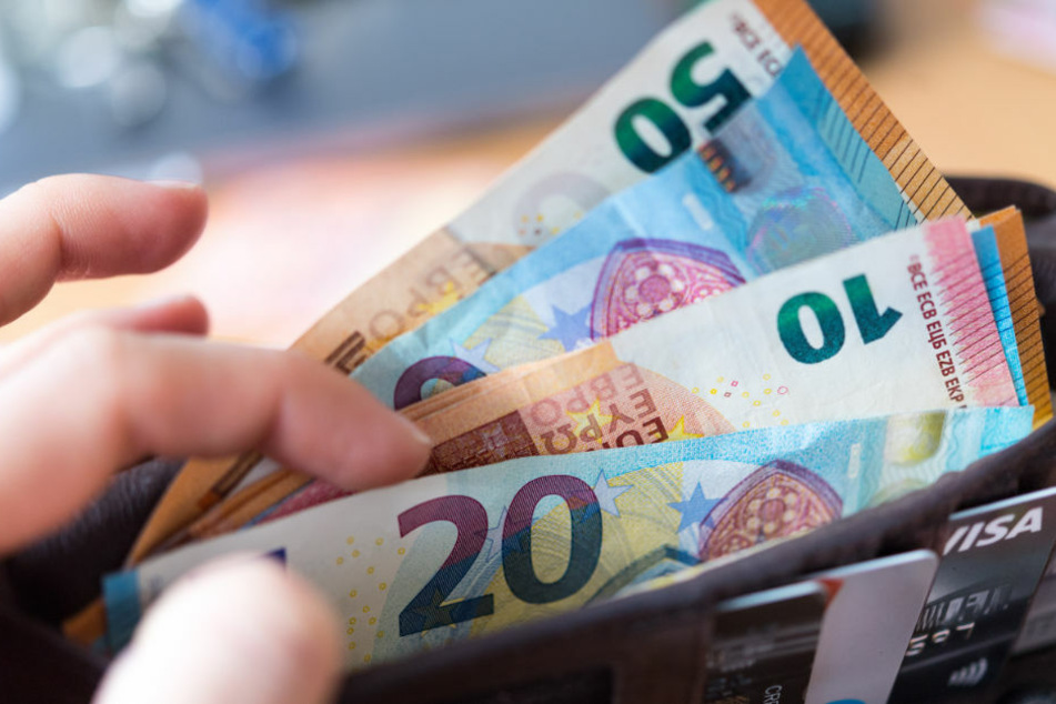 Eine neue Langzeitstudie soll herausfinden, wie sich der Alltag von Menschen verändert, die bedingungslos 1200 Euro pro Monat erhalten. (Symbolbild)