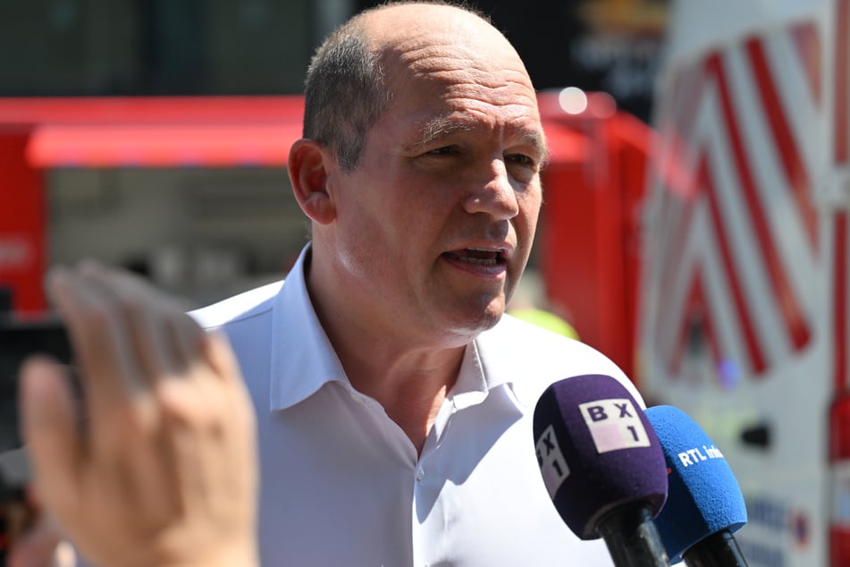 Der Brüsseler Bürgermeister Philippe Close (55) spricht am Brandort im OXY-Gebäude am Place De Brouckere.