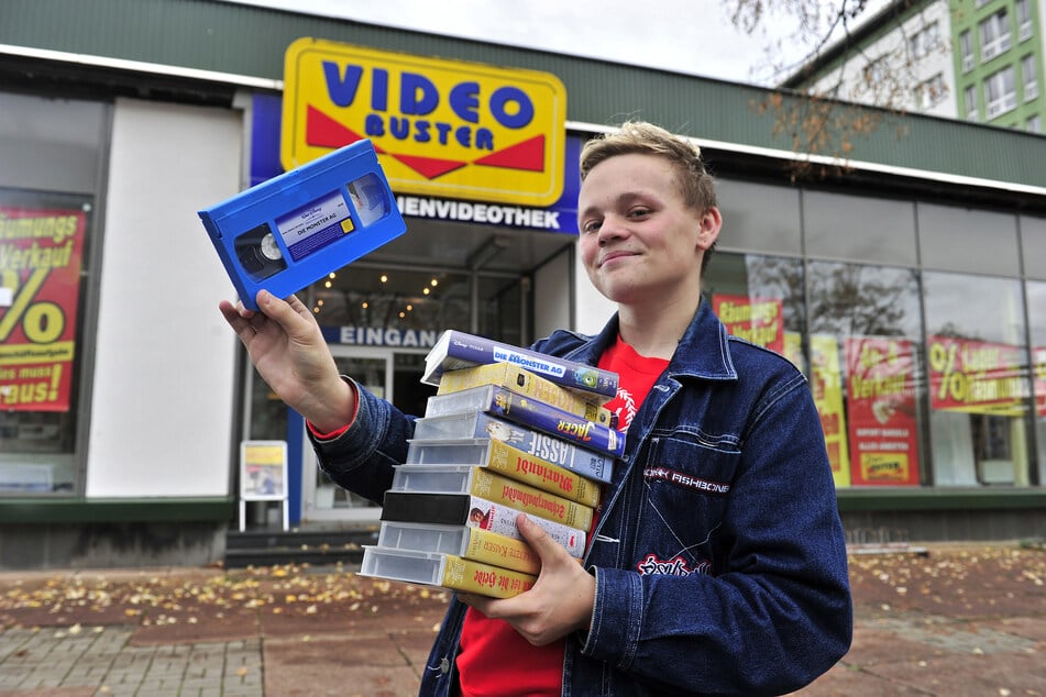 Mittlerweile eine Rarität: Mitarbeiter Felix Friedrich (22) zeigt die letzten verbliebenen Videokassetten.