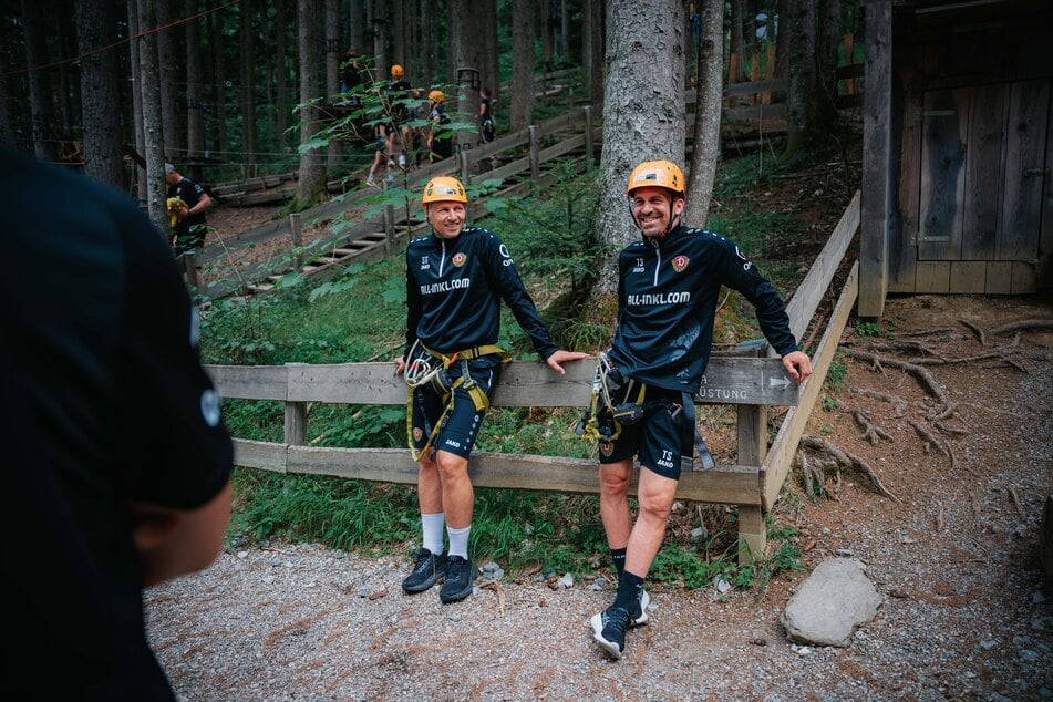 Respekt vor der Höhe. Hier sind Sportchef Sören Gonther (39, l.) und Trainer Thomas Stamm (43) noch am Boden.