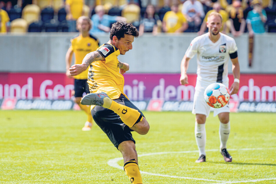 Philipp Hosiner war sofort da, hatte mit seinem Pfostenschuss leider Pech.