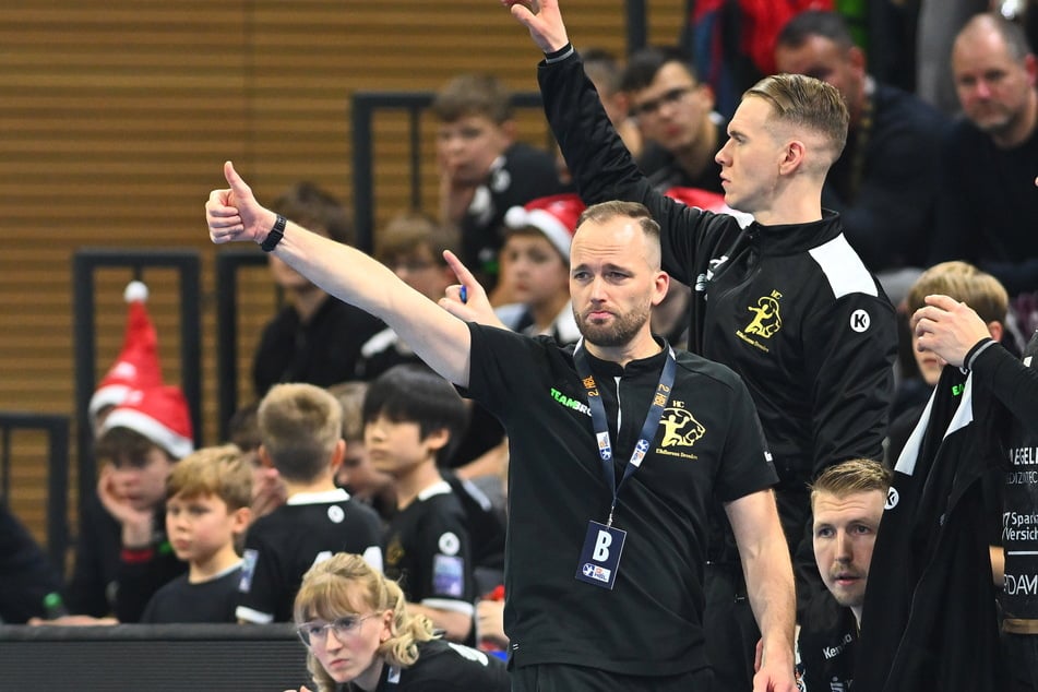 Daumen hoch vom Coach: André Haber (39, v.) ist zufrieden mit seinem Kader für die kommende Saison.