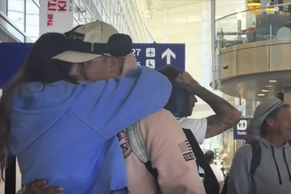 Das Pärchen nahm sich in den Arm und genoss den kurzen Augenblick, bevor es für den Soldaten weiter ging.