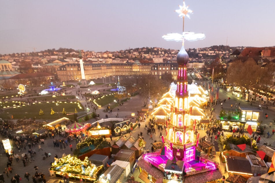 2019: Luftaufnahme des Weihnachtsmarkts in Stuttgart.