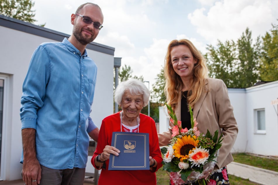 Das Geburtstagskind Erika Augustin (102, M.) bekam Blumen und Geschenke von Freunden, Verwandten und auch der Stadtregierung.