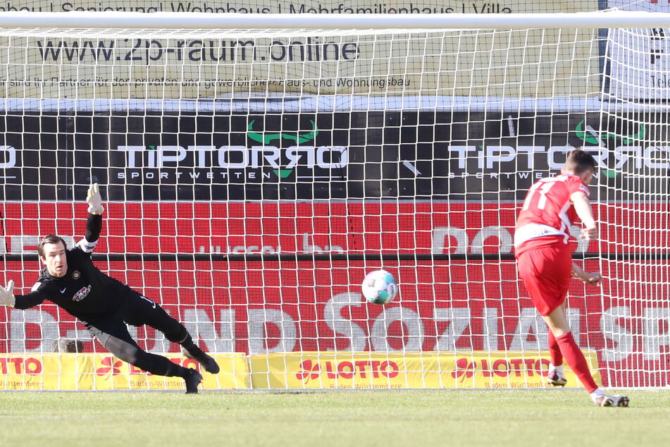 Elfmeter Nummer 1 für den 1. FC Heidenheim im Spiel gegen den FCE Aue, aber Martin Männel (32) pariert den Schuss von Denis Thomalla. Später kaufte der Keeper auch noch Christian Kühlwetter einen Strafstoß ab.