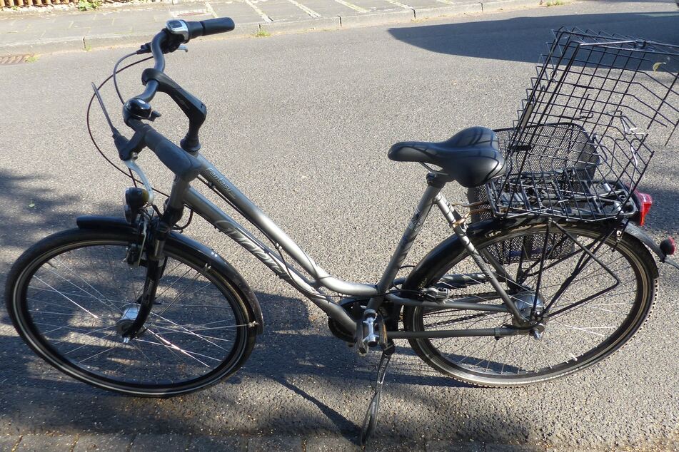 Der Verstorbene war mit einem silbergrauen Damenrad unterwegs gewesen.