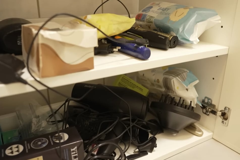 Im Inneren des Badezimmerschranks herrscht Chaos.