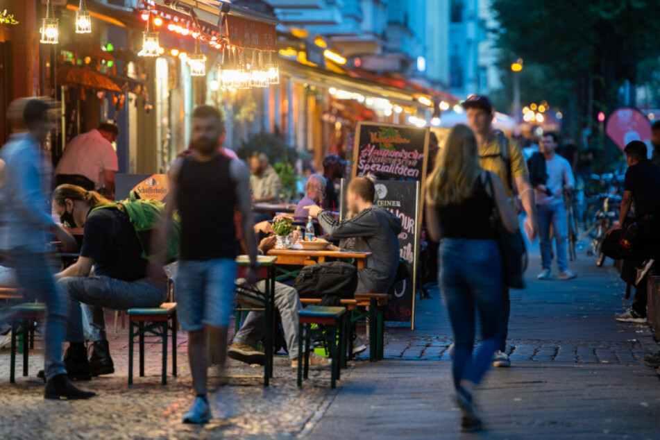 Menschen sitzen in Restaurants und Bars in Friedrichshain. (Symbolbild)
