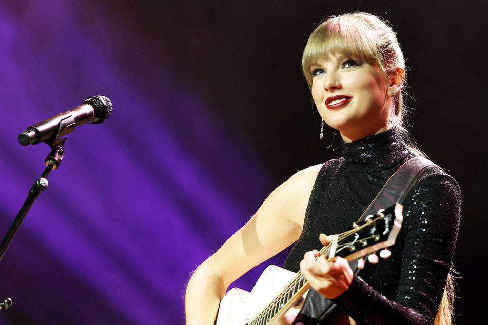 Taylor Swift bricht Rekorde: Zehn Songs der Musikerin führen die US-Charts an!