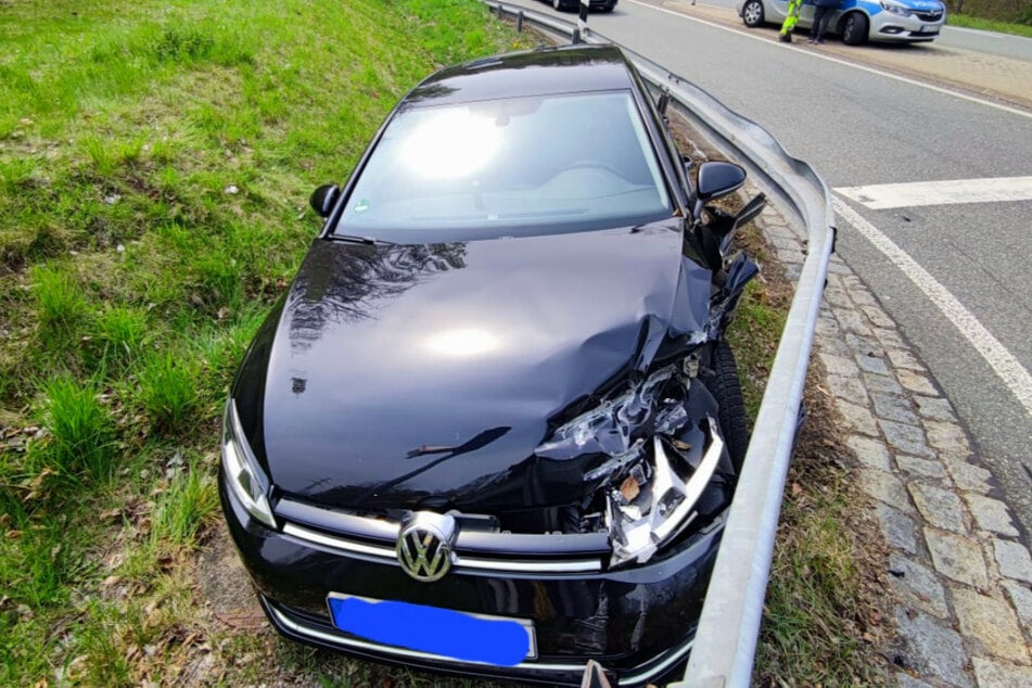 Unfall A4: Hinter dem Steuer eingeschlafen: 44-Jähriger schrottet VW auf der A4