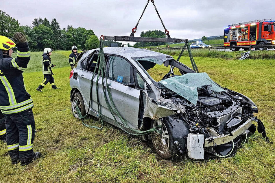 Ein 19-Jähriger verlor offenbar wegen nicht angepasster Geschwindigkeit die Kontrolle über seinen Wagen - mit dramatischen Folgen.