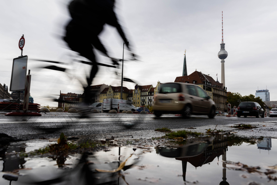 Fahrradfahrer in Berlin müssen im November wohl wieder mit Regen rechnen.