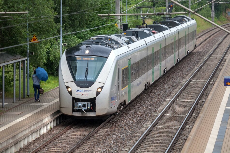 Durch das Sturmtief "Ylenia" müssen Bahnreisende in Sachsen mit Verspätungen oder Zugausfällen rechnen.