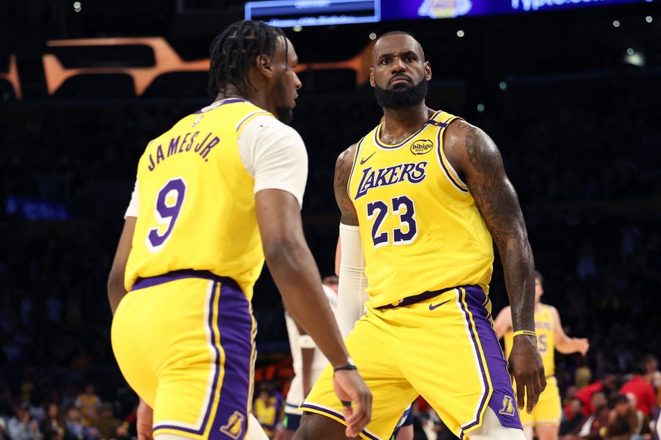 Zum ersten Mal liefen in einem NBA-Pflichtspiel Vater und Sohn zusammen auf: LeBron James (39, r.) und sein Sohn (20) gewannen mit den Lakers beim Saisonstart.