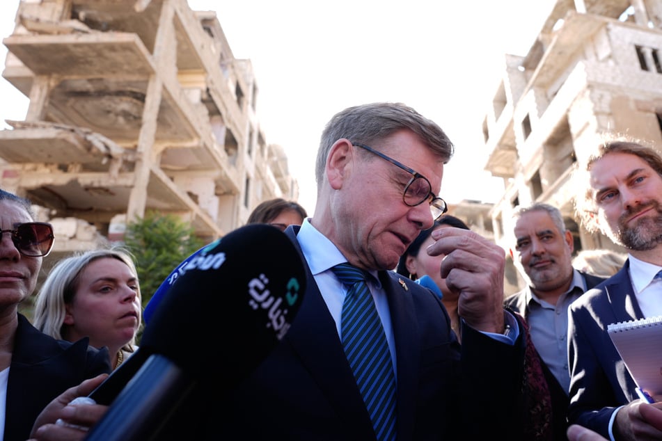 Außenminister Johann Wadephul (M., CDU) bei seinem Besuch in Syrien: Für ihn ist es wegen der Umstände vor Ort noch zu früh für eine große Rückkehr der Geflüchteten
