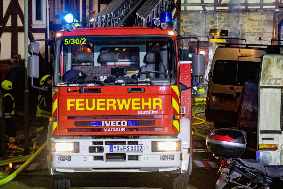 Die Feuerwehr war mit rund 80 Kräften im Einsatz, ein Überspringen der Flammen auf ein Wohnhaus konnte verhindert werden.