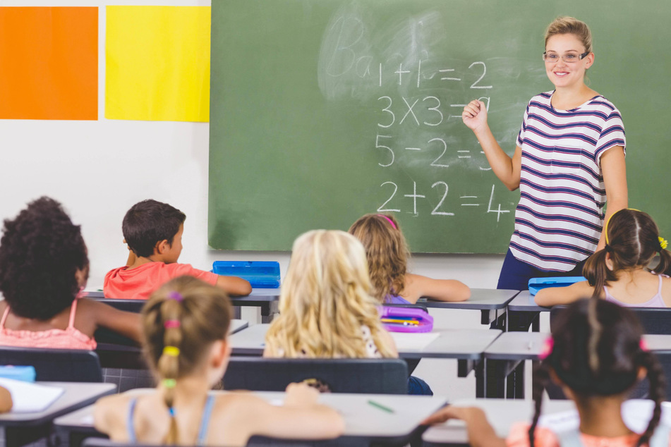 Eine Lehrerin bringt Grundschülern die Grundlagen der Mathematik bei. Sachsen will in diesem Jahr 411 Grundschullehrer neu einstellen.