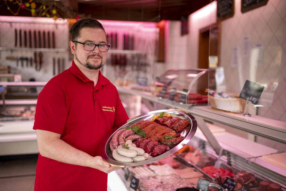 Fleischermeister Konrad Geßner (32) aus Chemnitz-Grüna präsentiert seine "wilde" Grillplatte. Sein Betrieb hat sich auf die Verarbeitung von Wild spezialisiert, das ausschließlich aus heimischen Wäldern stammt und maximal 80 Kilometer entfernt von Chemnitz erlegt wurde.
