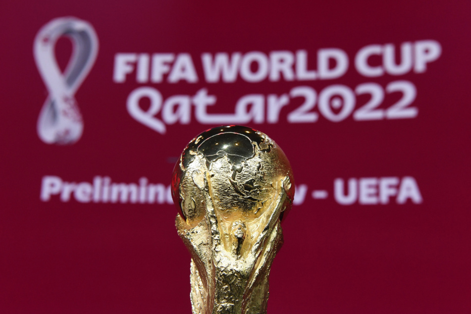 Der FIFA-WM-Pokal steht vor Beginn der Auslosung auf der Bühne.
