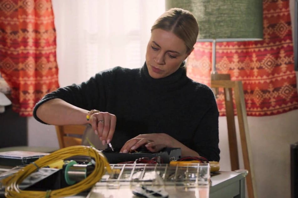 Zoe baut eine Bombe, mit der sie auf einen Schlag alle ihrer Widersacher aus dem Weg räumen will.