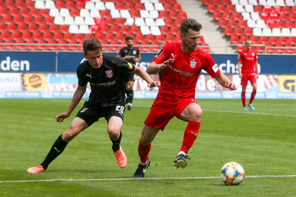 Florian Hansch (l.) im Zweikampf mit Nils Miatke.
