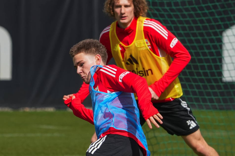 Linus Güther (16, l.) hat im Union-Training mit den Profis bleibenden Eindruck hinterlassen und sich schnell den Respekt von Alex Kral (27) und Co. erarbeitet.