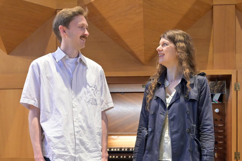 Musik-Liebhaber Fischer steht mit Pfarrerin Stephanie Höhner an der Orgel der Himmelfahrtskirche München Sendling.