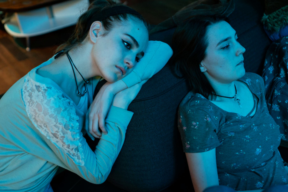 Skylar (l., Talia Ryder) erweist sich als echte Freundin und einziger Rückhalt von Autumn Callahan (Sidney Flanigan).