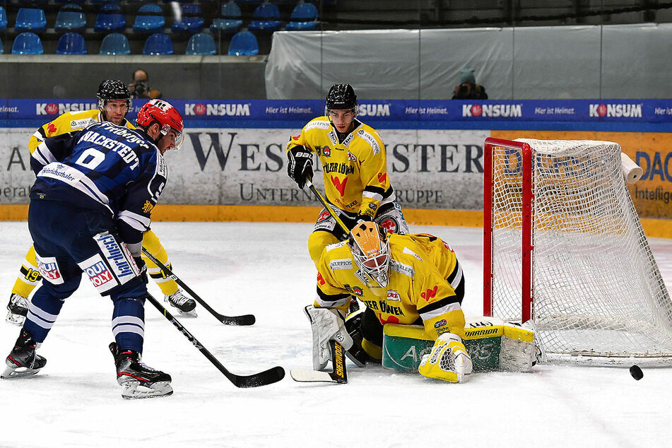 Eislöwen-Kapitän Jordan Knackstedt (l.) scheitert hier am Tölzer Goalie Max Franzreb.