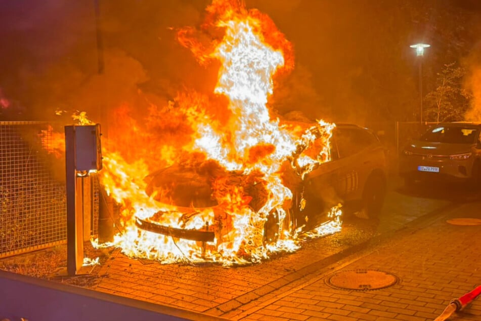 Leipzig: Schon wieder E-Autos in Flammen: Kriminaltechnik klärt Umstände