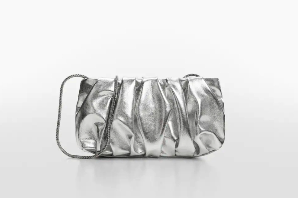 Zu diesem Silvester-Outfit im Metallic-Look passt z.B. diese silberne Tasche von Mango.