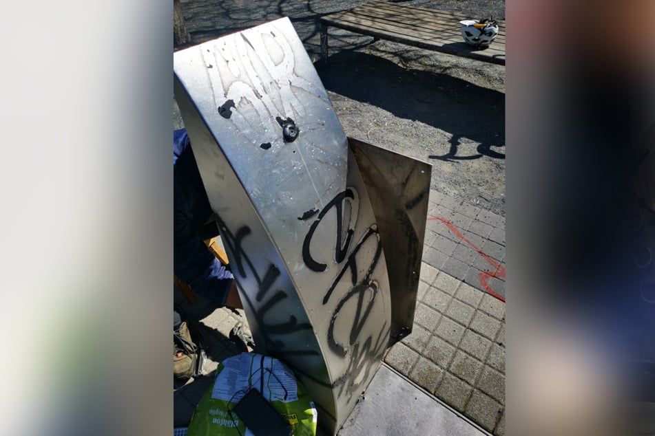 Die Anlage muss erneut komplett auseinandergebaut und gereinigt werden, weil Vandalen sie mit Graffiti besprüht hatten.