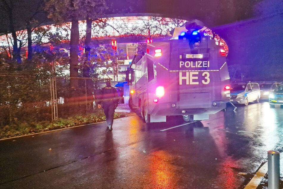 Auch ein Wasserwerfer der Polizei kam im Verlaufe des Abends zum Einsatz.