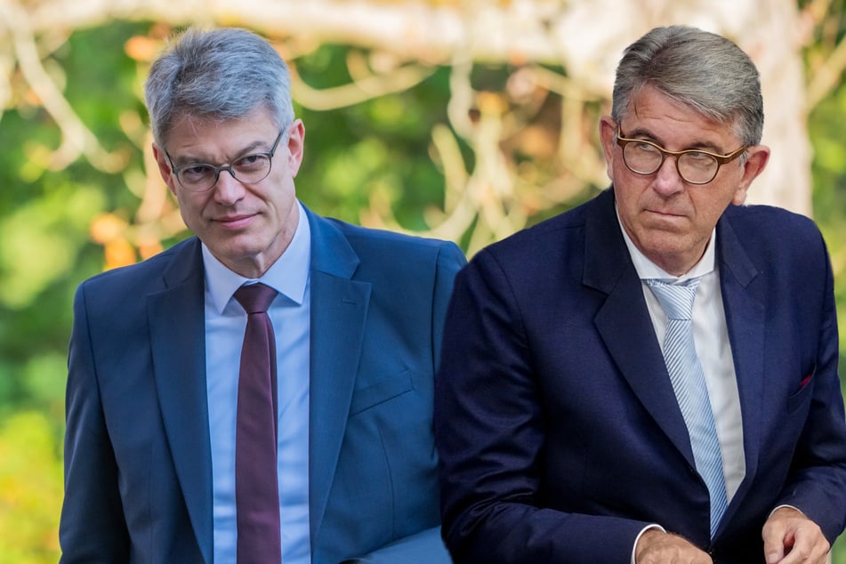 Verkehrsminister bricht bei Kabinettsklausur zusammen, Weimer reist wegen Todesfall ab