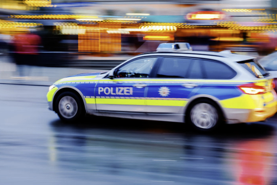 Der unter Drogen stehende Autofahrer wollte vor der Polizei flüchten, doch die kam ihm doch auf die Spur. (Symbolbild)