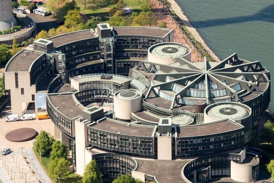 Der nordrhein-westfälische Landtag steht direkt am Düsseldorfer Rheinufer.