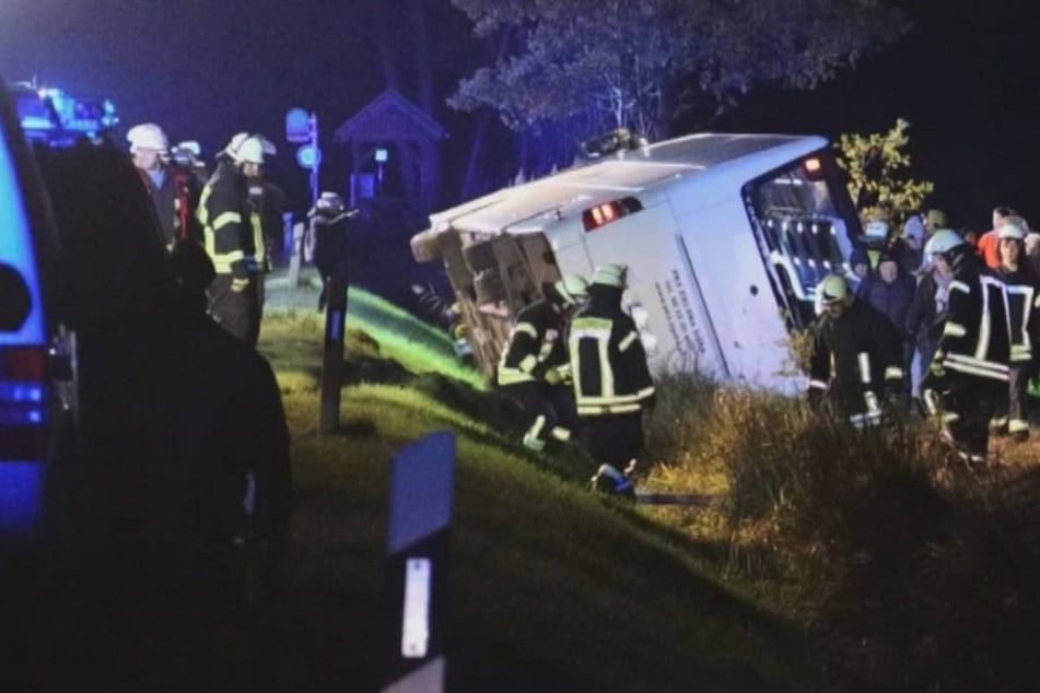 Reisebus kippt um: Mehrere Verletzte bei Unfall auf Landstraße